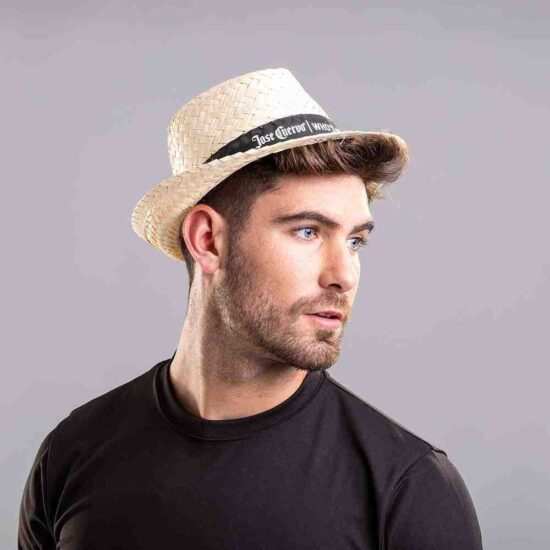 modelo com chapéu de palha branco