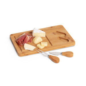 tábua de queijos de bambu com utensílios
