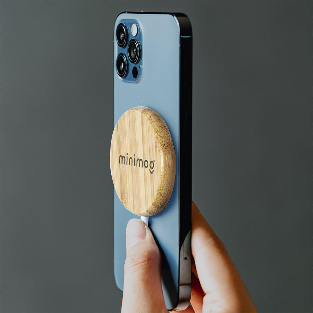 telemóvel com carregador magnético wireless de bambu