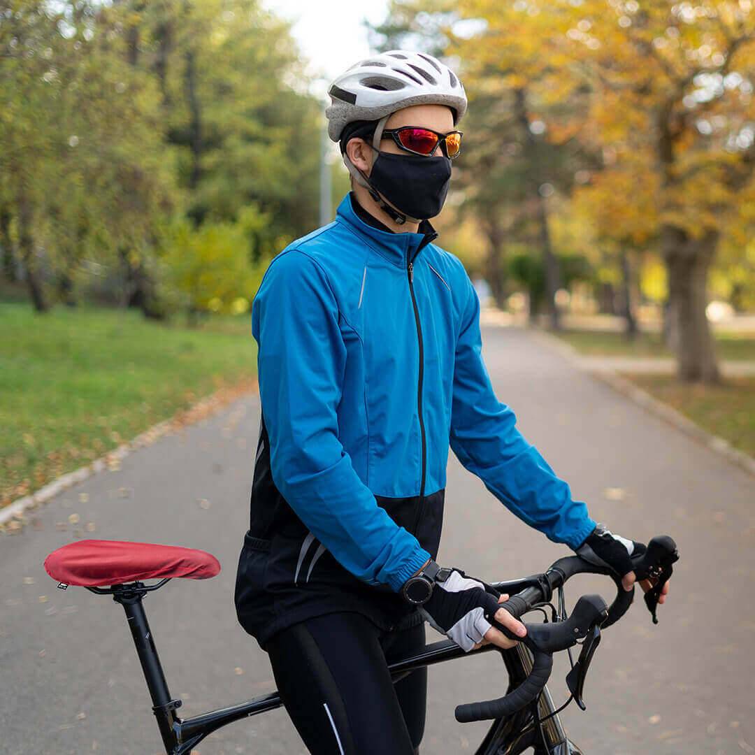ciclista com capa de selim de bicicleta vermelha em rpet