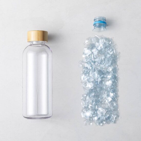 garrafa de plástico reciclado reutilizável