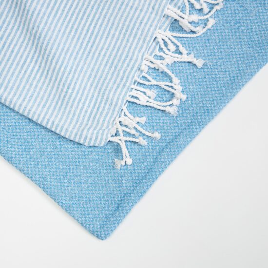 pormenor de franjas de toalha de praia em algodão