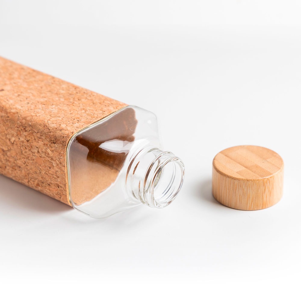 Garrafa de vidro personalizável com acabamento em cortiça com tampa de bambu